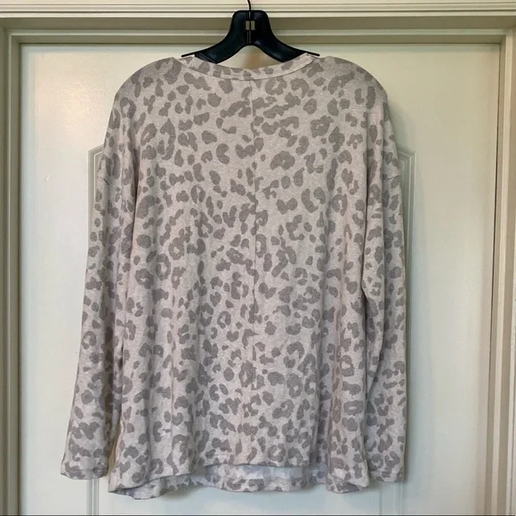 OLD NAVY - Leopard Print Crew Neck Sweater - In perfect condition! 🤍🖤 - Picture 2 of 5